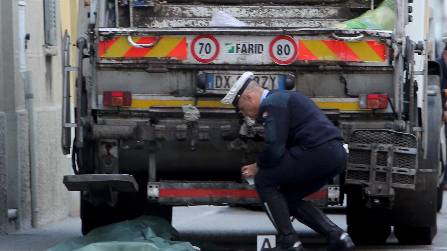 La donna è stata investita da un camion della spazzatura