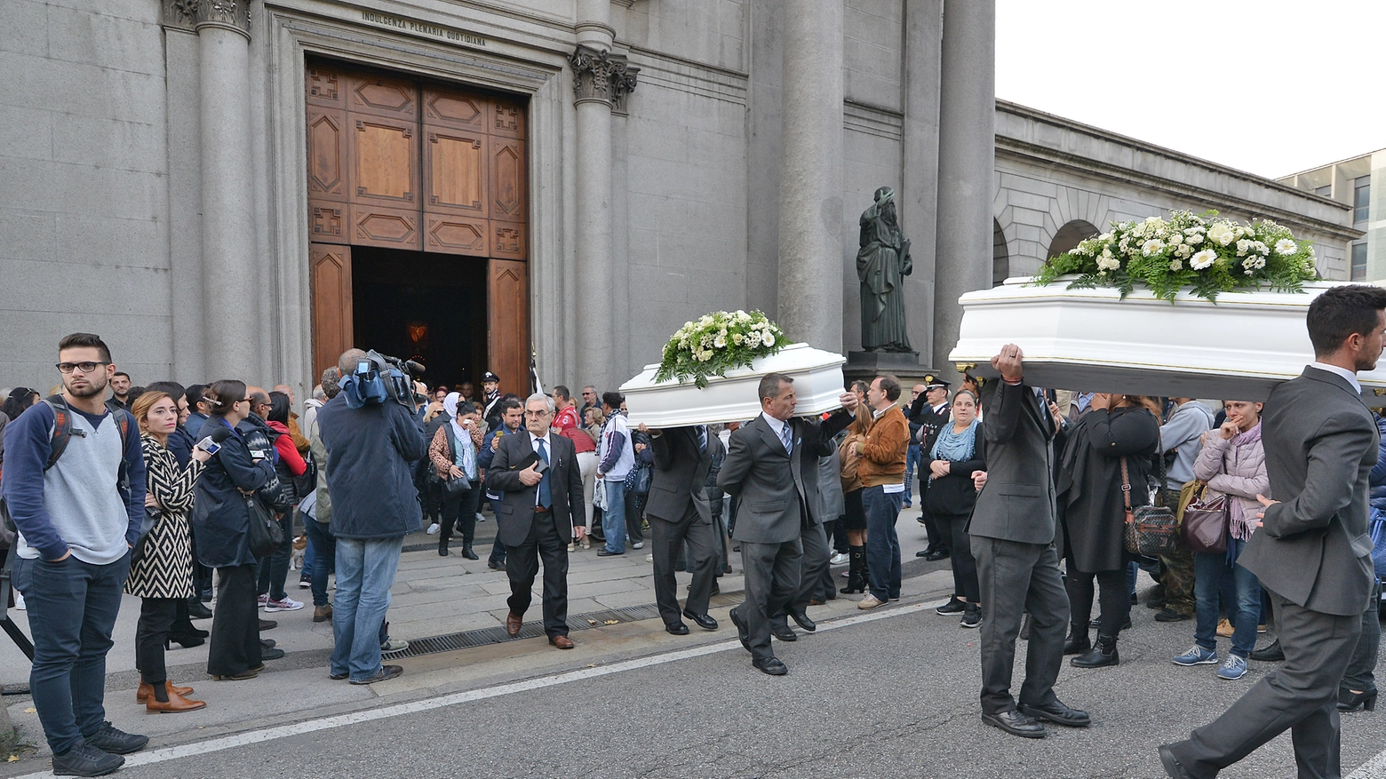 Funerale dei quattro bimbi morti nell'incendio a Como