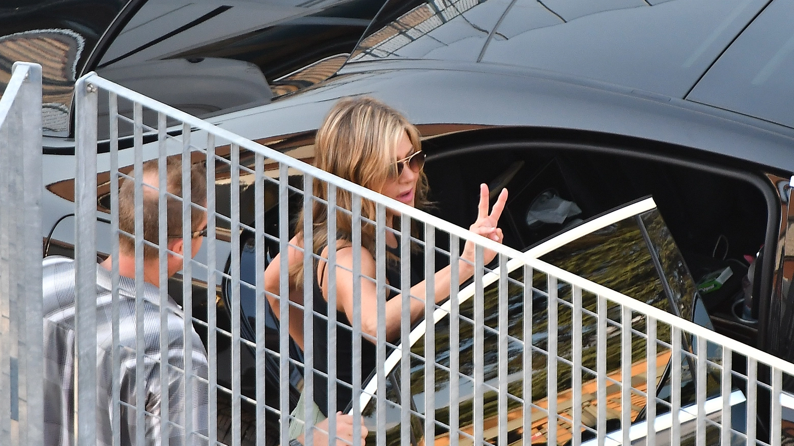 Jennifer Aniston saluta gli ammiratori 