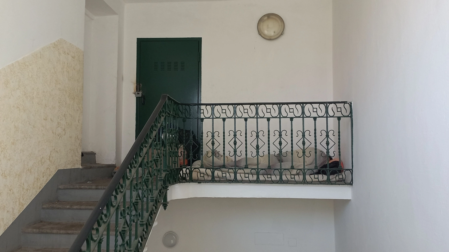 Uno dei giacigli di fortuna nel quale dimora uno degli occupanti di via Spaventa 1 Uno dei giacigli di fortuna nel quale dimora uno degli occupanti di via Spaventa 1