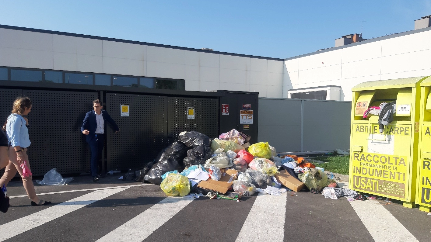 I rifiuti abbandonati nell'area privata del supermercato Aldi a Cremona