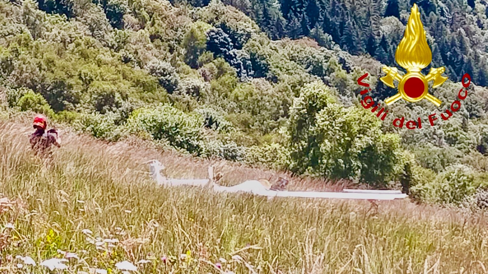 L'aliante adagiato in un prato nel territorio del Comune di Caglio L'aliante adagiato in un prato nel territorio del Comune di Caglio