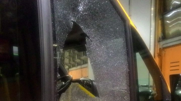 Radiobus colpito dal colpo di pistola (Foto gruppo Fb "Atm siamo noi")