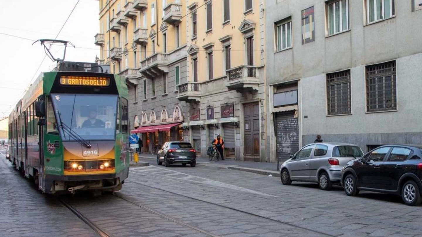 Un tram della linea 3 mentre transita in via Montegani diretto a Gratosoglio