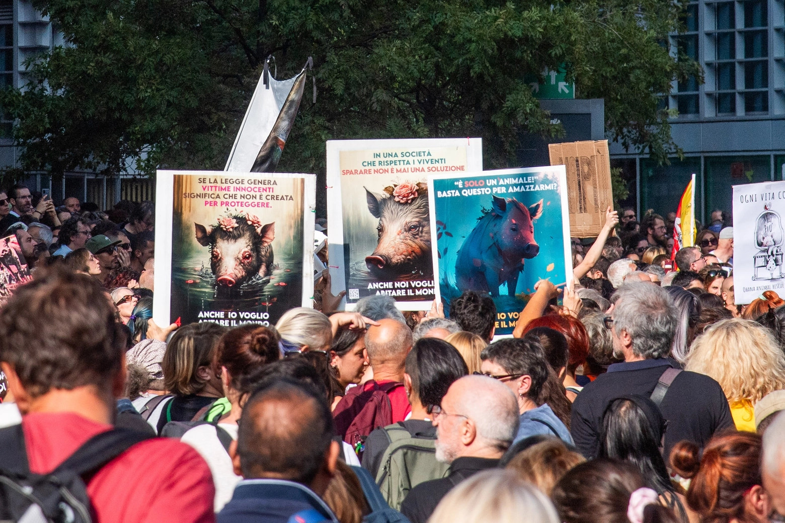 Gli animalisti in piazza Città di Lombardia, sede della Regione