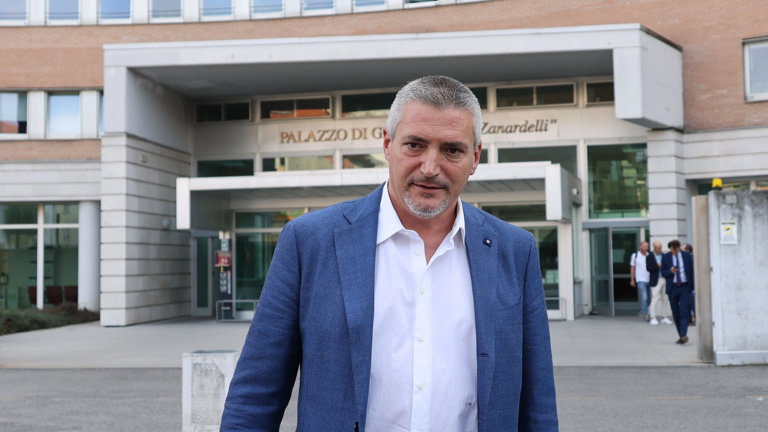 Il dottor Carlo Mosca fuori dal tribunale di Brescia