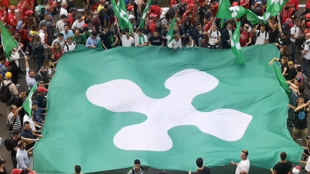 La maxi bandiera con la Rosa Camuna esposta dai militanti della Lega