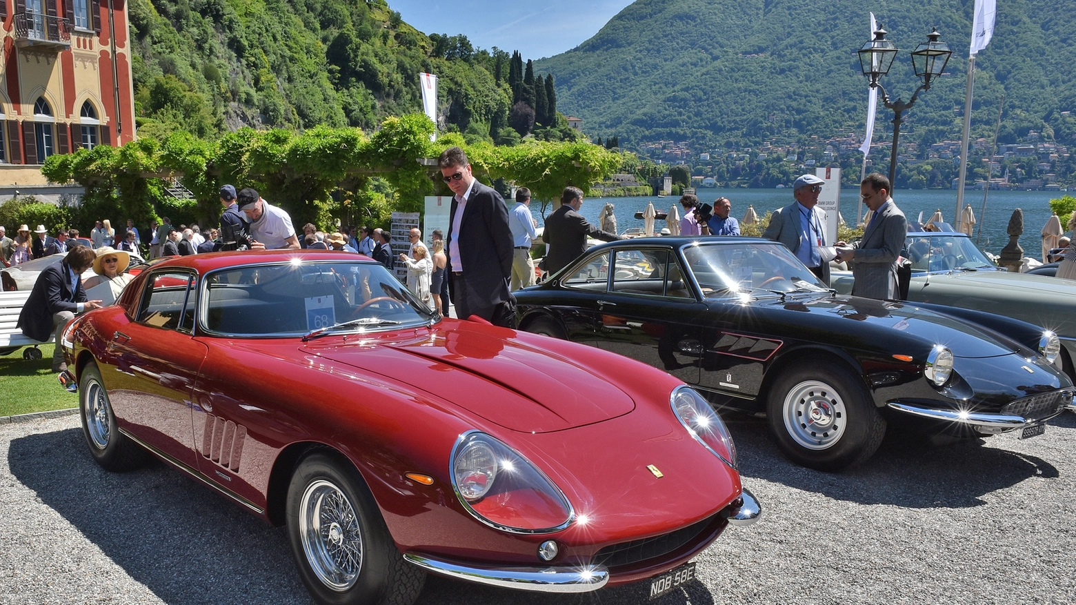 La Ferrari rossa di Steve McQueen e dietro quella nera di Marcello Mastroianni