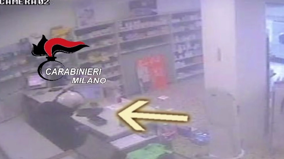Rapina in farmacia, un frame del video diffuso dai carabinieri