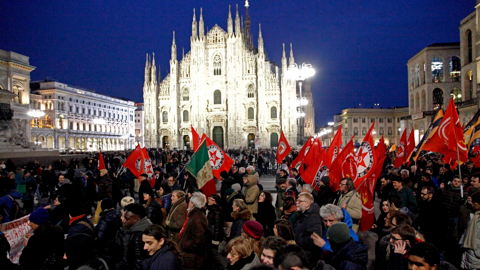 Corteo antifascista in piazza Duomo a Milano