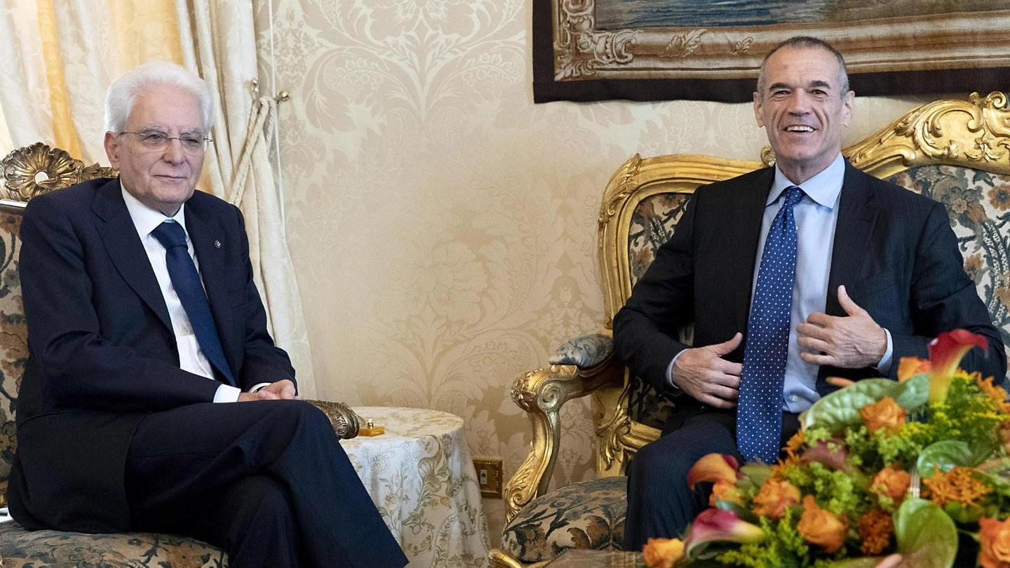 Il premier incaricato Carlo Cottarelli con il presidente Mattarella (Ansa)