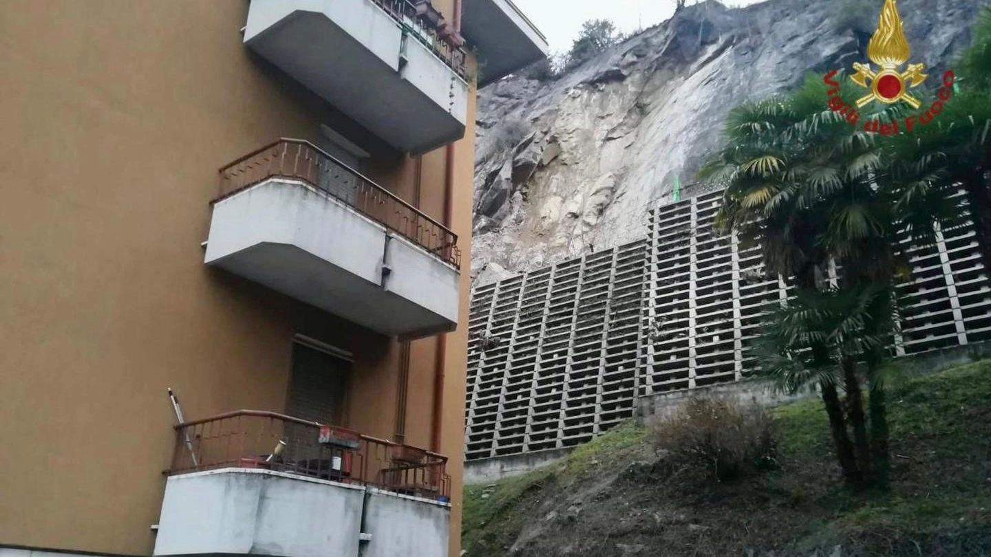 Lo smottamento di una parete rocciosa che sovrasta il quartiere di Creva a Luino