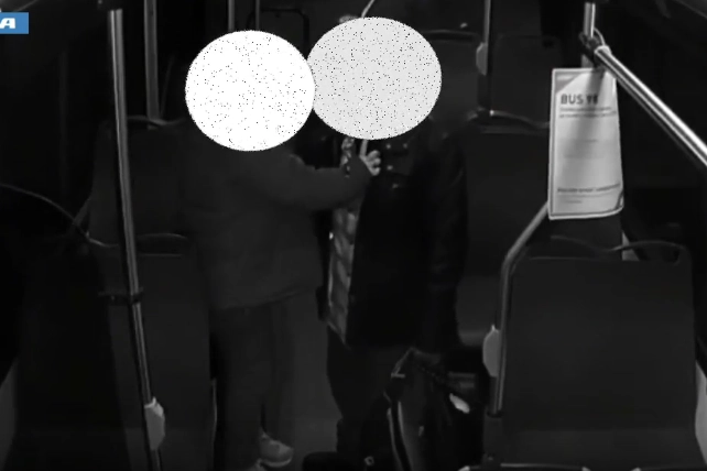 Gli attimi prima dell'aggressione in un frame dal video della telecamera interna dell'autobus