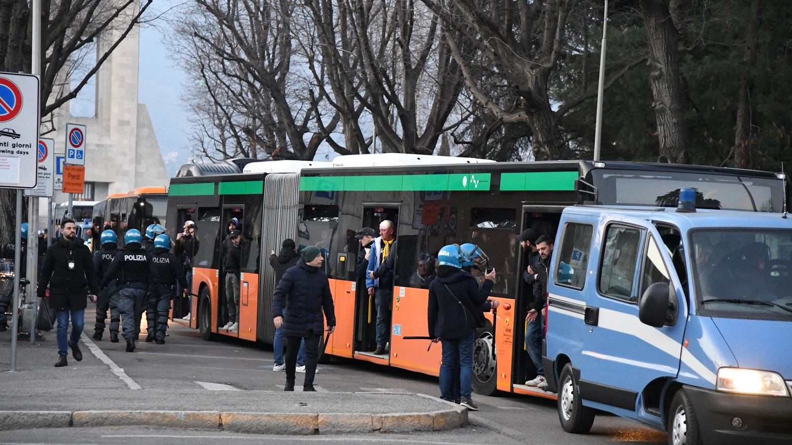 Pullman dei tifosi del Modena scortati dalla polizia a Como