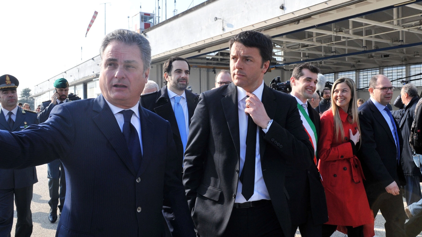 Matteo Renzi all'Agusta di Vergiate con Romiti, ad di Agusta WestLand