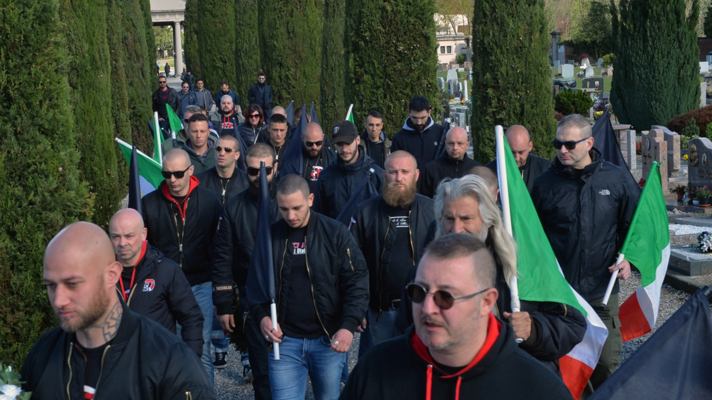 Una manifestazione di simpatizzanti di estrema destra a Varese