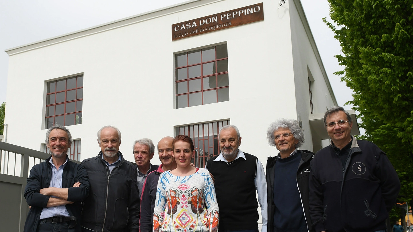 Un gruppo di volontari davanti al vecchio oratorio di via Vittorio Veneto trasformato e recuperato anche grazie al loro impegno