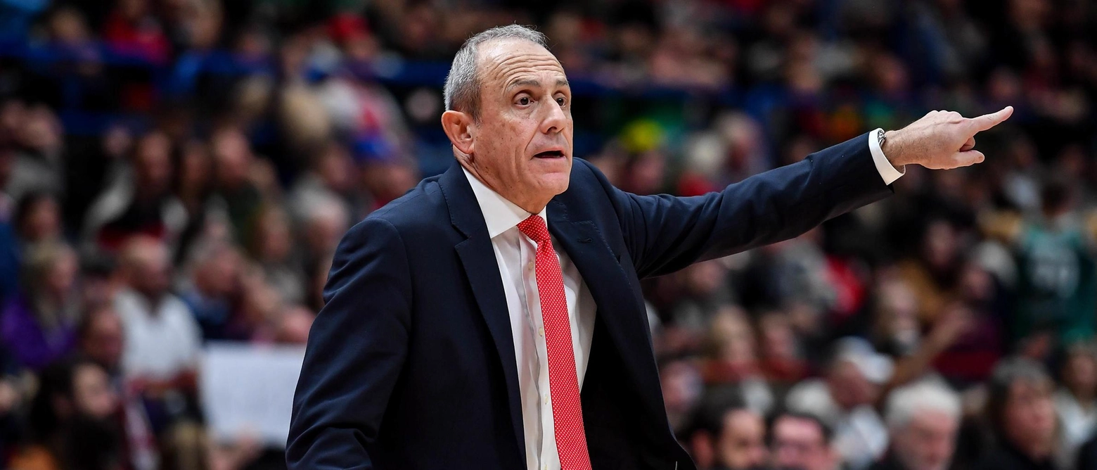 La squadra è in crisi, la società prolunga fino al 2026 il contratto al coach