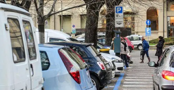 Como, emergenza coronavirus: parcheggi blu gratis e abolita la Ztl