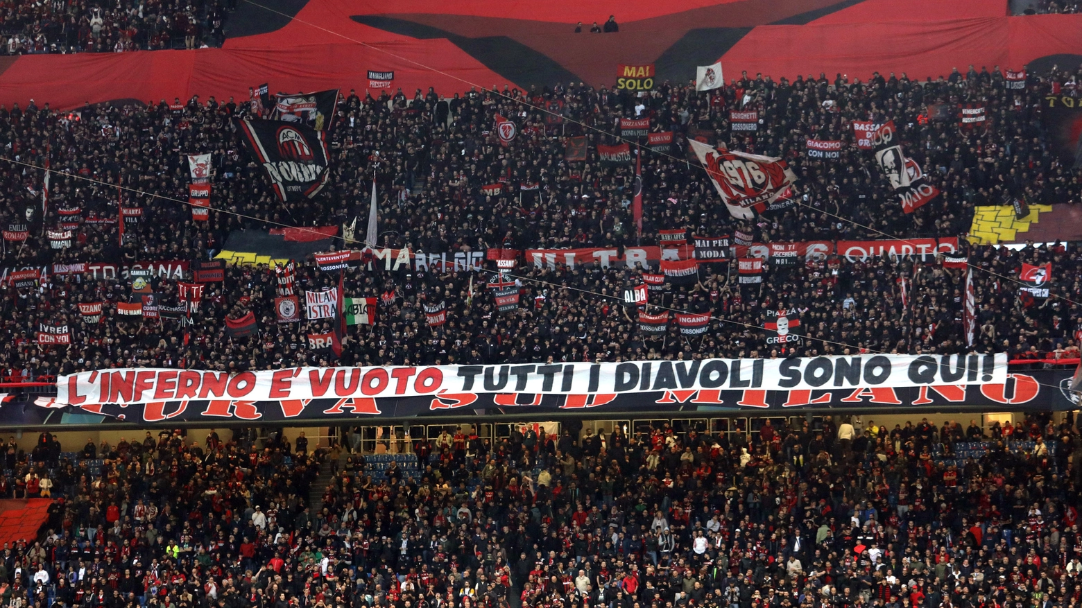 Lo striscione d'apertura del Milan per la sfida contro Inter per la Champions League