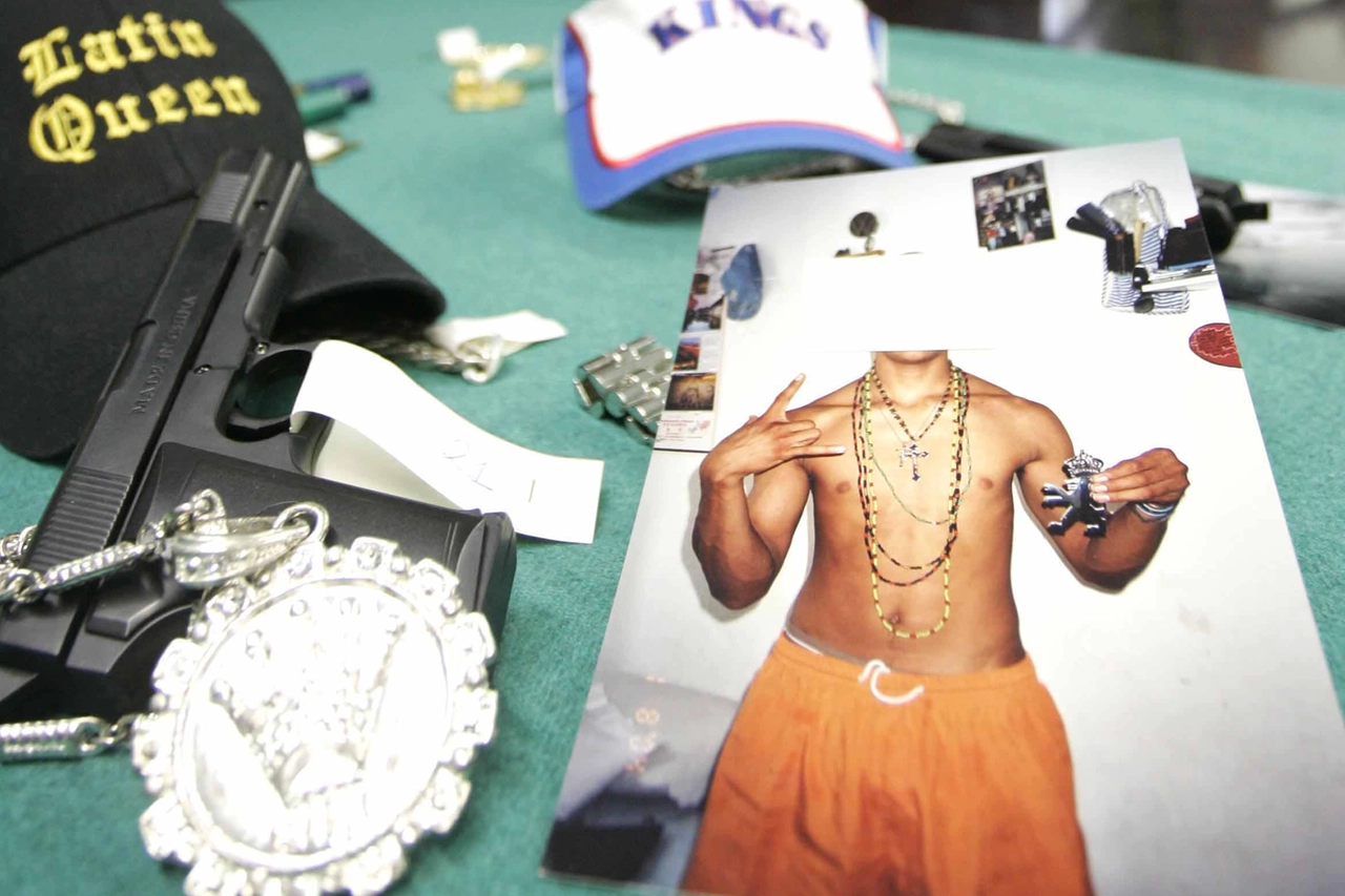 Il materiale sequestrato dalla polizia durante la prima operazione Latin King nel 2006