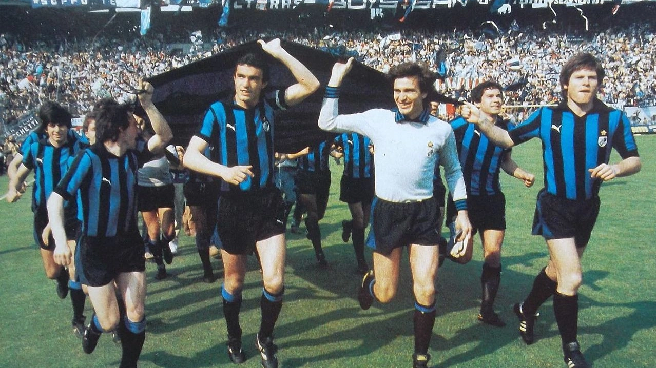  I calciatori dell’Inter in festa a San Siro dopo la vittoria dello scudetto nella stagione 1979-80: davanti Bini, Bordon e Oriali