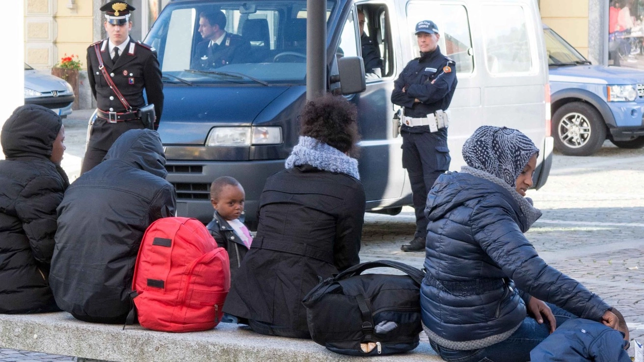 Alcuni dei profughi fermati a Tirano (Nat.P.)