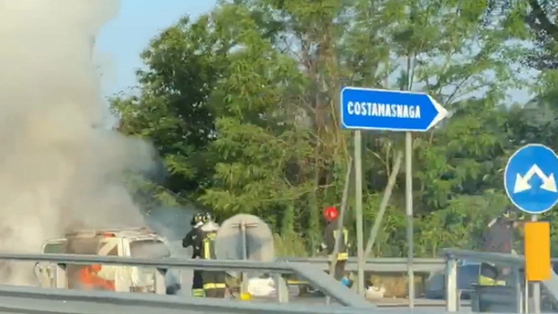 L'auto in fiamme a Costa Masnaga