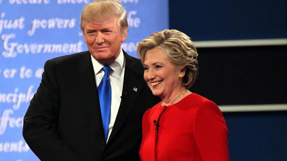 Hillary Clinton e Donald Trump alla fine del dibattito tv – Foto: LaPresse