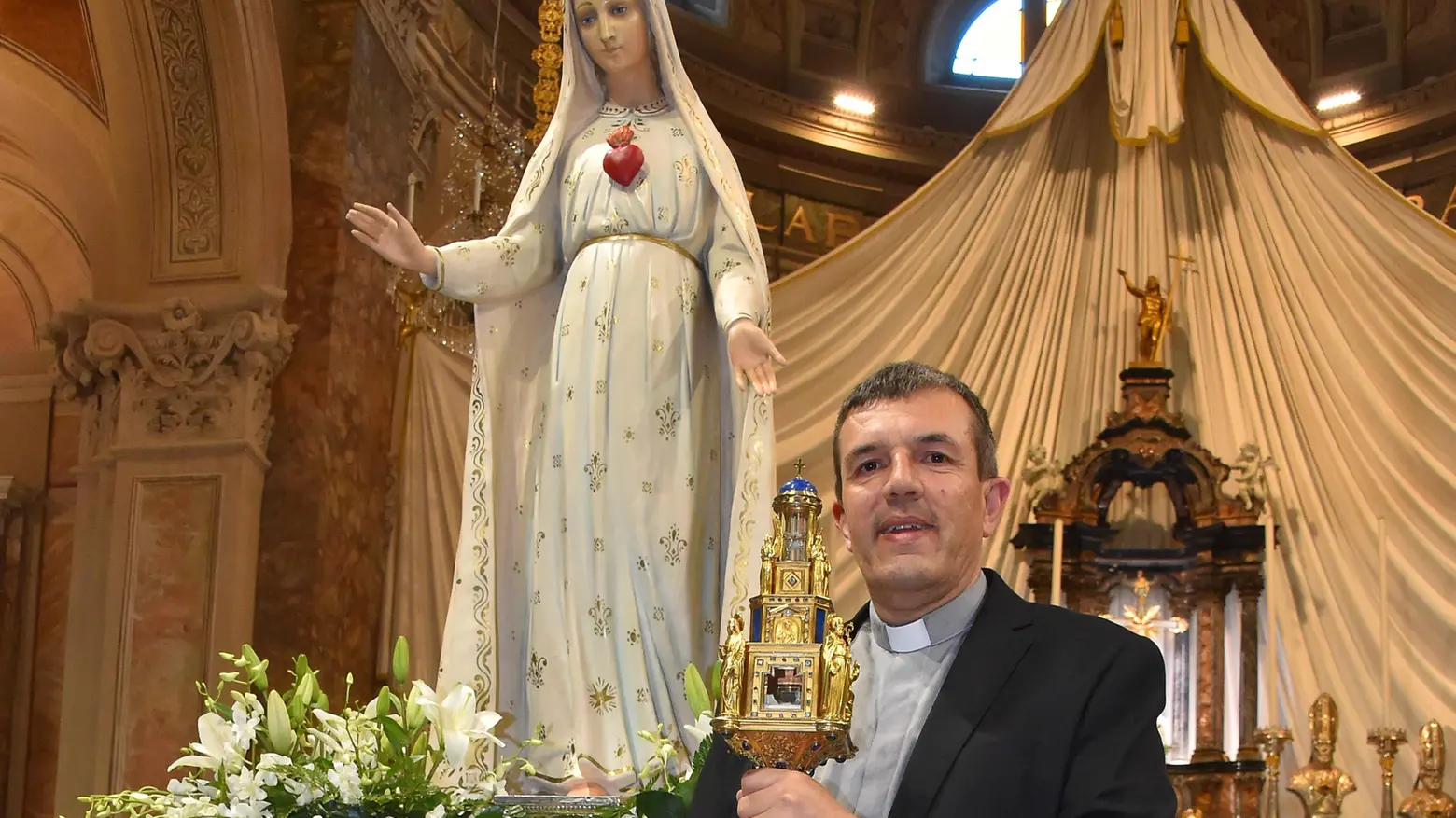 In chiesa il reliquiario con le lacrime della Madonna In chiesa il reliquiario con le lacrime della Madonna