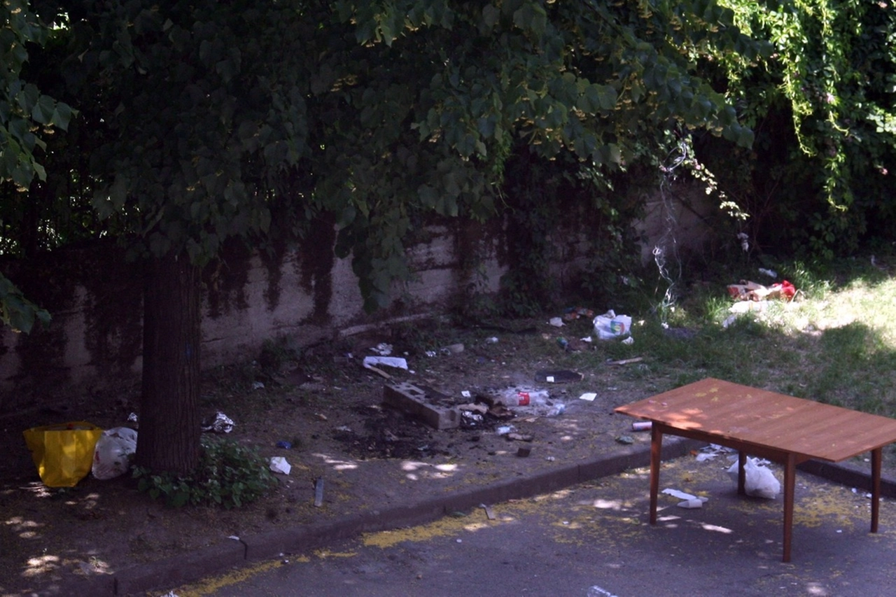 SENZA LEGGE Sopra,  bambini lasciati in strada ore e ore; a destra, un lampione pubblico sradicato; a sinistra, immagine del cortile inviata  da un inquilino lettore del Giorno 