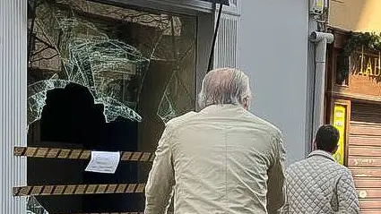 Spaccata con auto-ariete Rubate borse griffate dal negozio del centro Spaccata con auto-ariete Rubate borse griffate dal negozio del centro