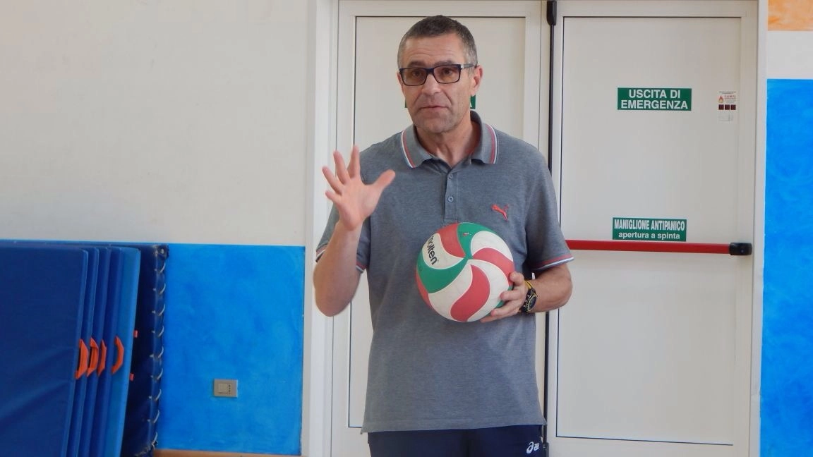 Enzo Cannone, allenatore di pallavolo giovanile, è direttore tecnico della Coop Novate