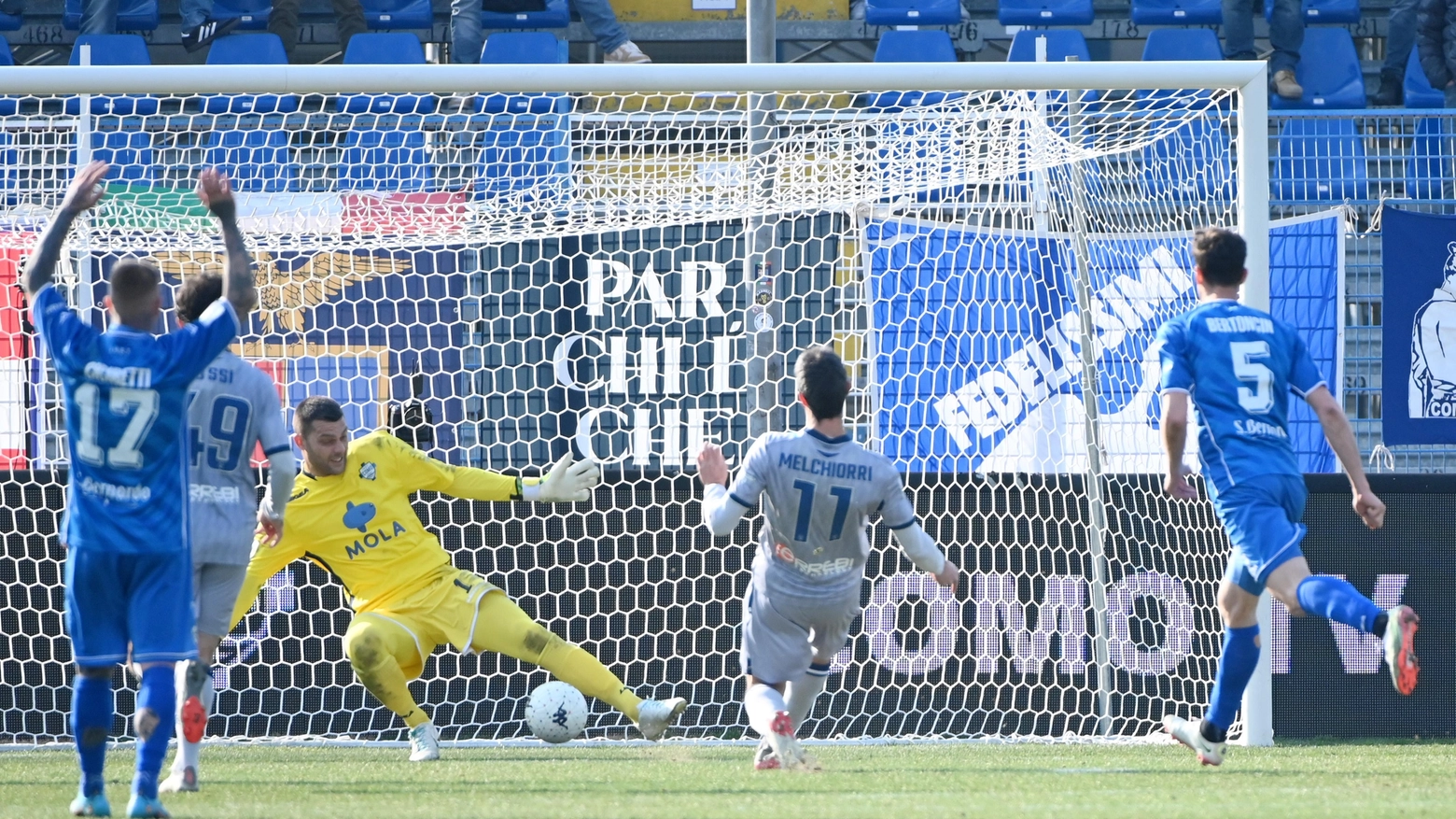 A Como arriva una vittoria pesante e meritata, con reti della punta ex Cremonese nel primo tempo e raddoppio di Melchiorri