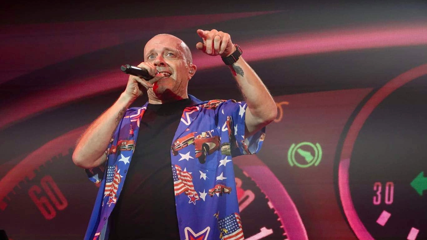 Max Pezzali al Mediolanum Forum: sette date per cantare a squarciagola le sue hit più famose