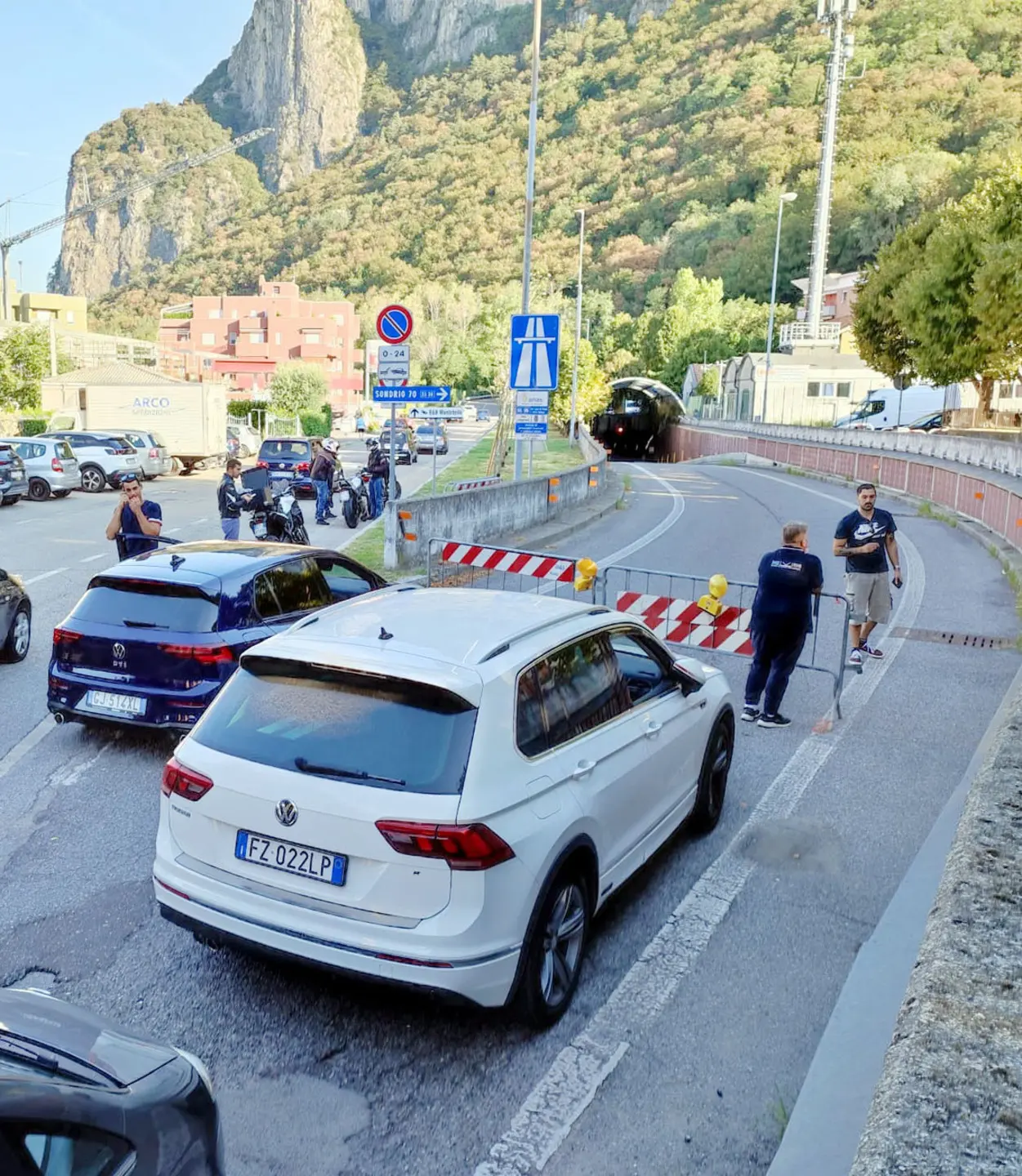 Lecco, padre e figlio prigionieri della 36: "Due ore senza alcuna assistenza"