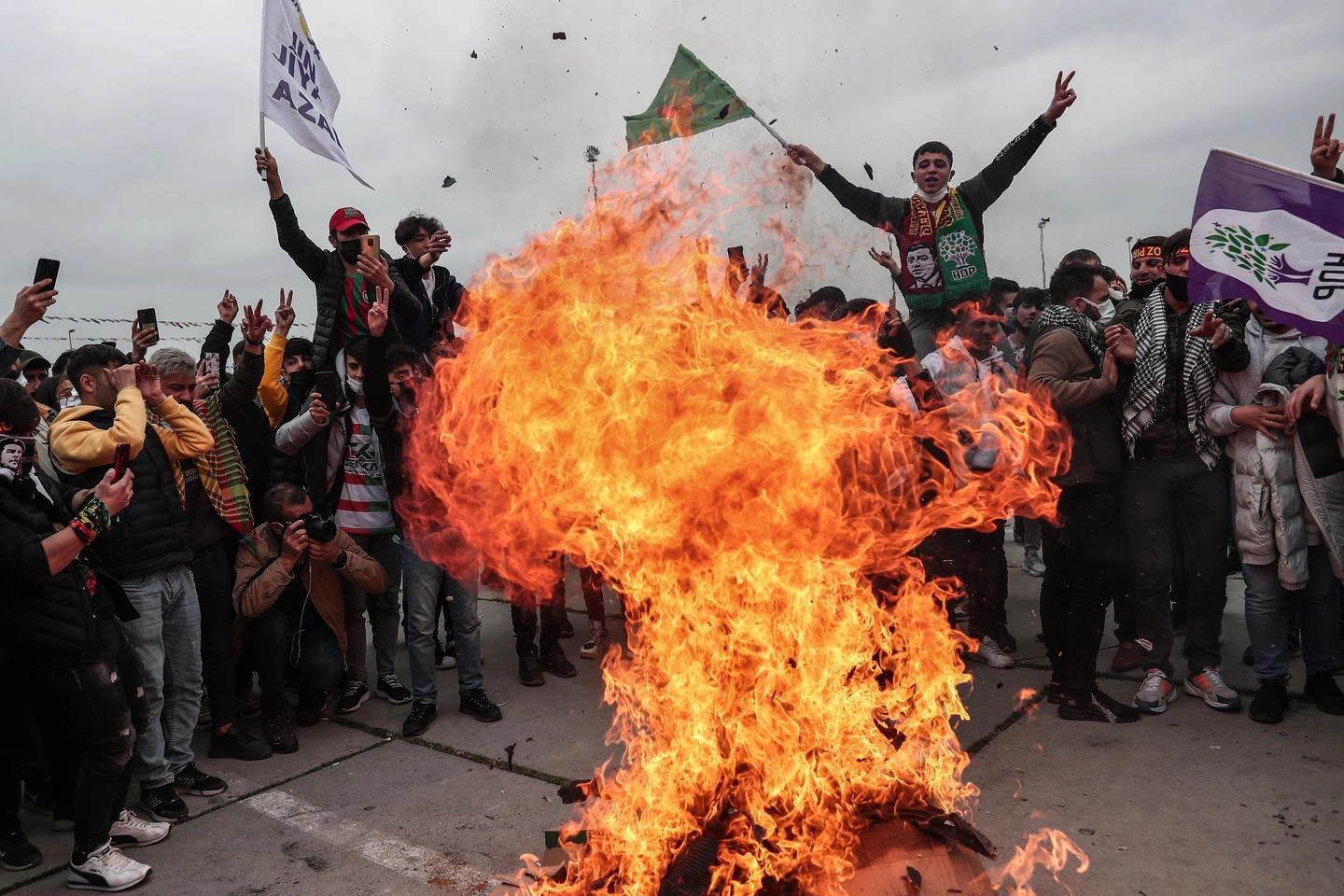 I curdi ballano nel fuoco per il Newroz