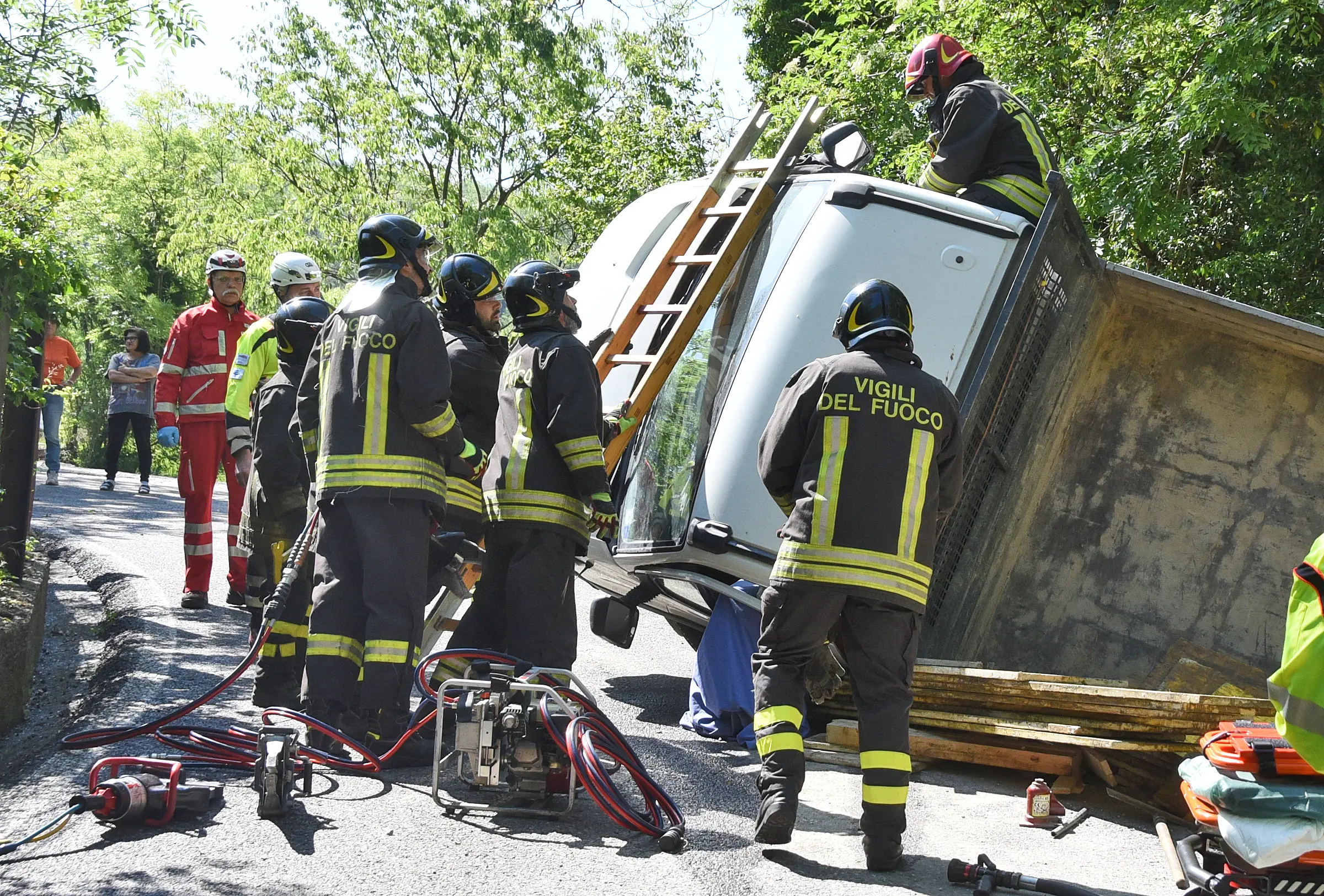 Camion si ribalta a Castelmarte: operaio ferito gravemente