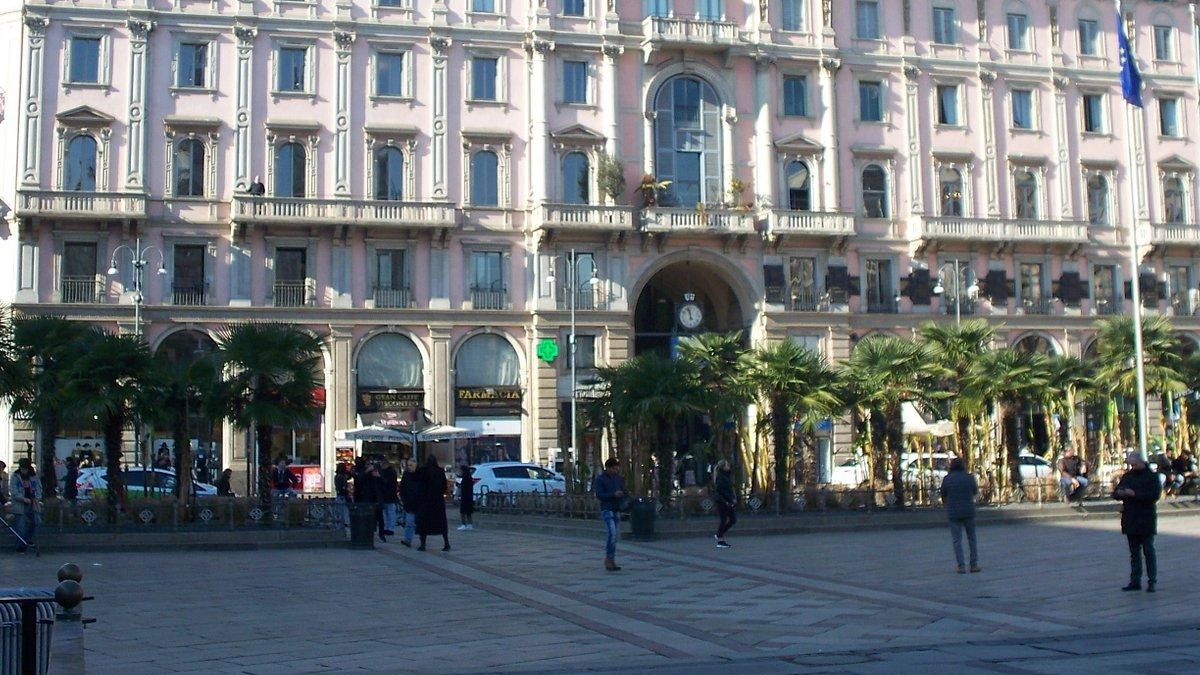 Custode-pusher a Palazzo Carminati Le fotografie scattate ai poliziotti e la coca nella scatola di lampadine Custode-pusher a Palazzo Carminati Le fotografie scattate ai poliziotti e la coca nella scatola di lampadine