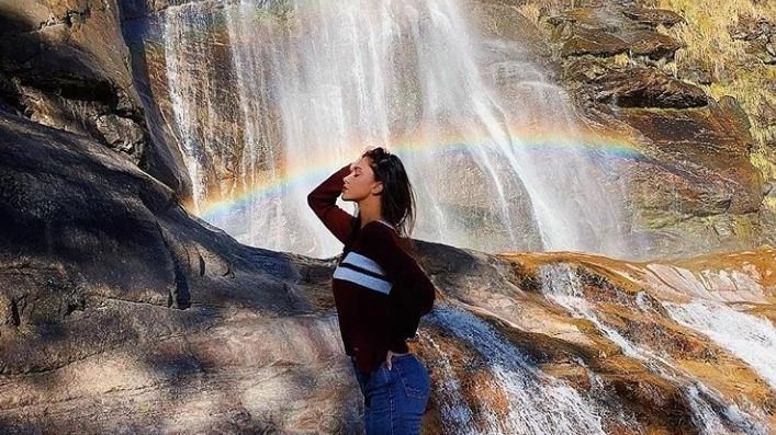 Belen Rodriguez con arcobaleno alla cascata di Acquafraggia  (Anp)