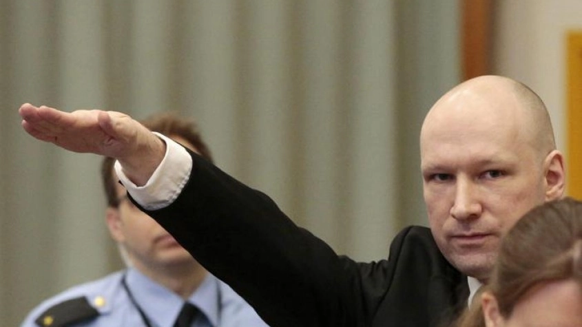 Il neonazista Anders Breivik in tribunale pochi giorni dopo la strage