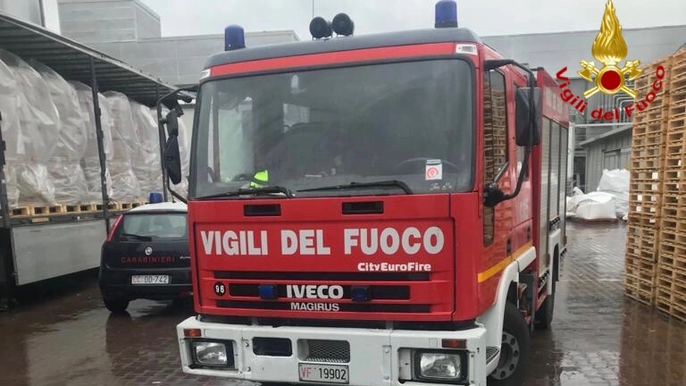 Vigili del fuoco e carabinieri sul luogo del tragico incidente sul lavoro