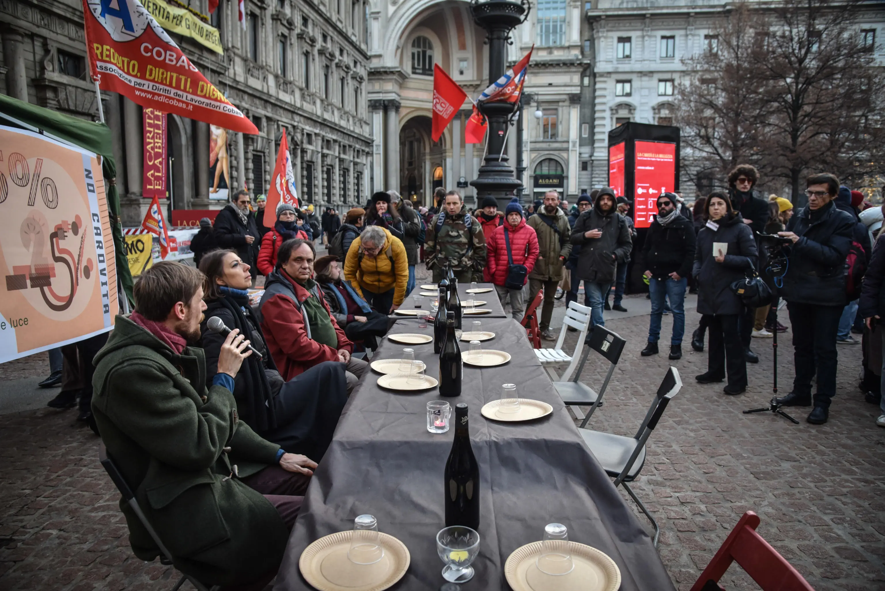Prima Scala, cena di protesta in piazza:"Avanti così e ci resterà solo il lume di candela"