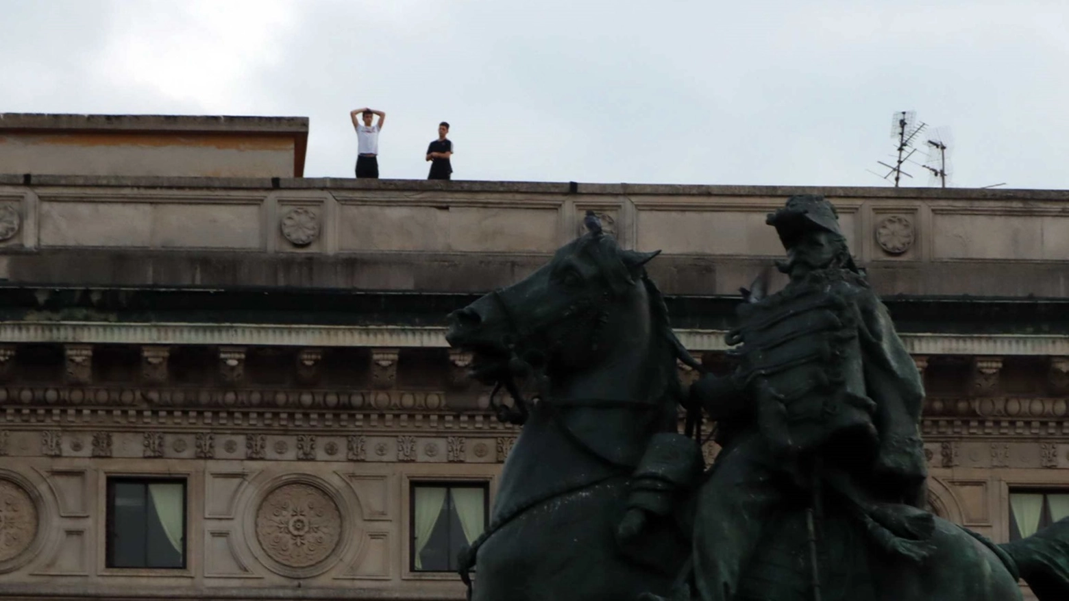 I due ragazzi sul tetto di palazzo Carminati in piazza Duomo I due ragazzi sul tetto di palazzo Carminati in piazza Duomo