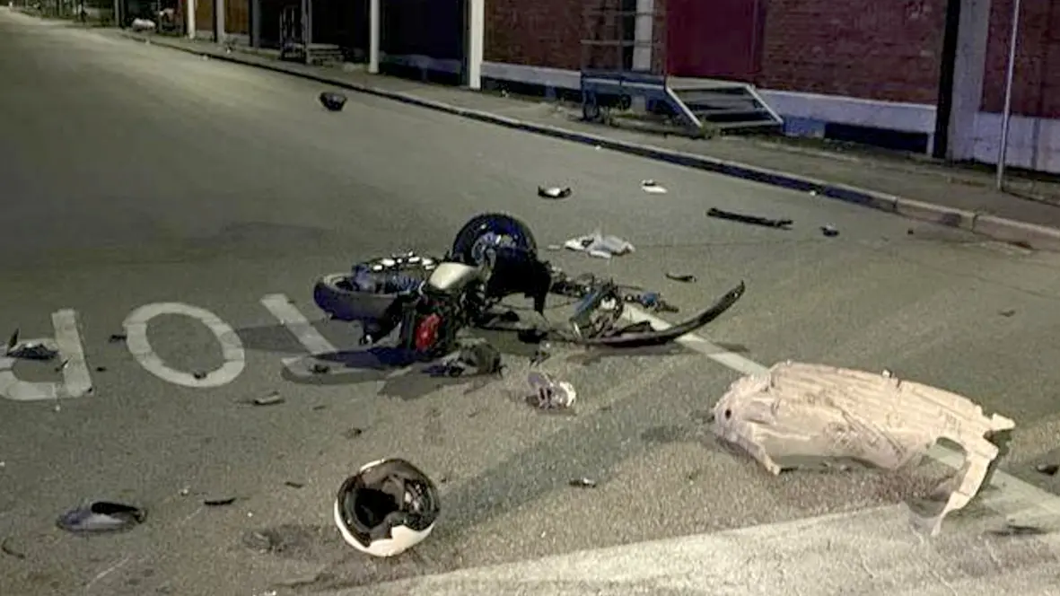Il motorino semidistrutto sulla strada dopo il terribile incidente