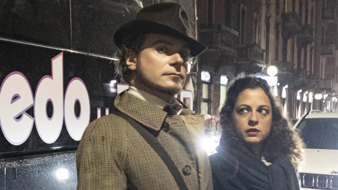 Tutti vestiti da detective d’antan per risolvere un intrigante enigma Tutti vestiti da detective d’antan per risolvere un intrigante enigma