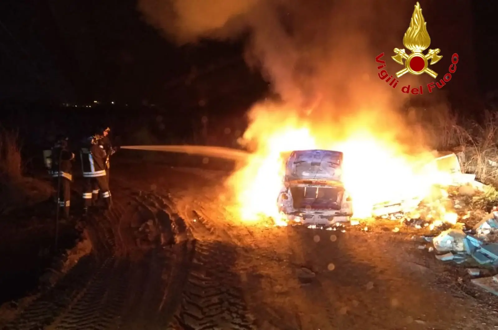 Masate, auto si incendia nella notte: intervengono i pompieri