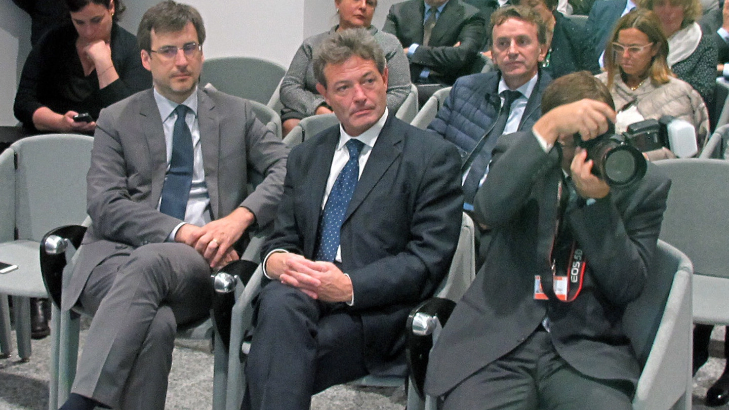 Fabio Rizzi (al centro) all’inaugurazione del nuovo ospedale di Garbagnate Milanese