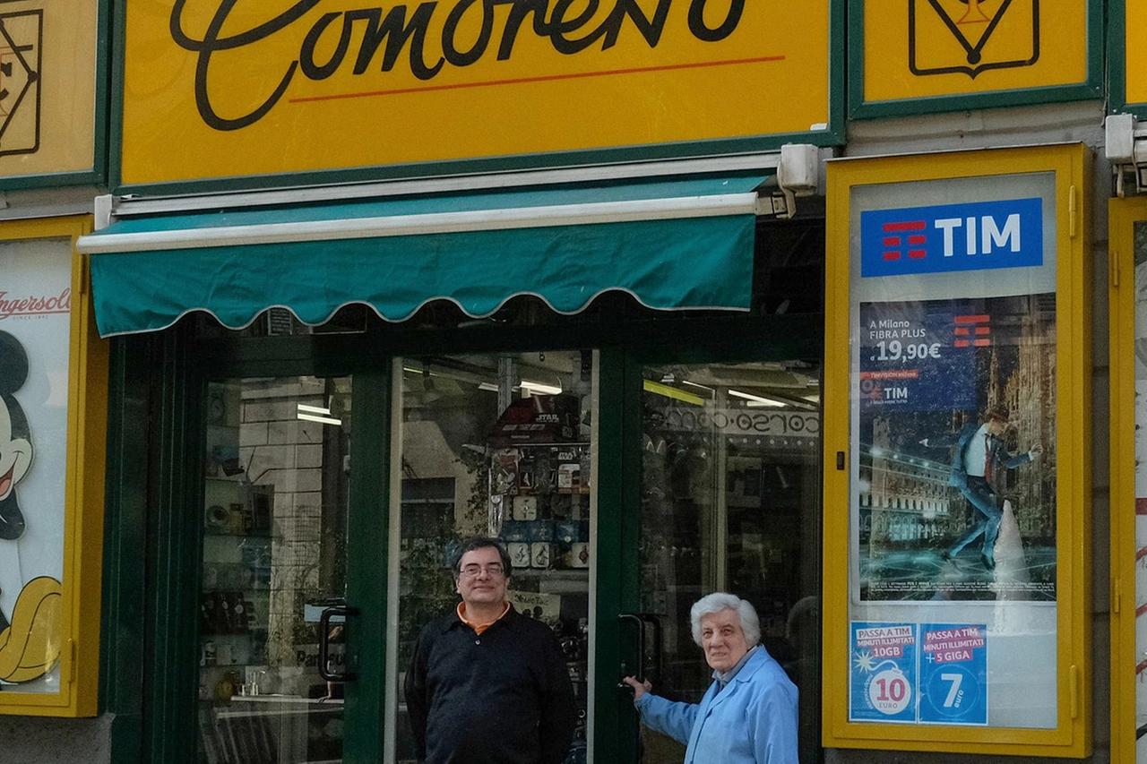 IN SELLA Ada Comoretto, 89 anni, col figlio Roberto Perolini, 59, davanti alla Tecnoelettrica di corso Como 11, aperta  da suo padre nel 1943