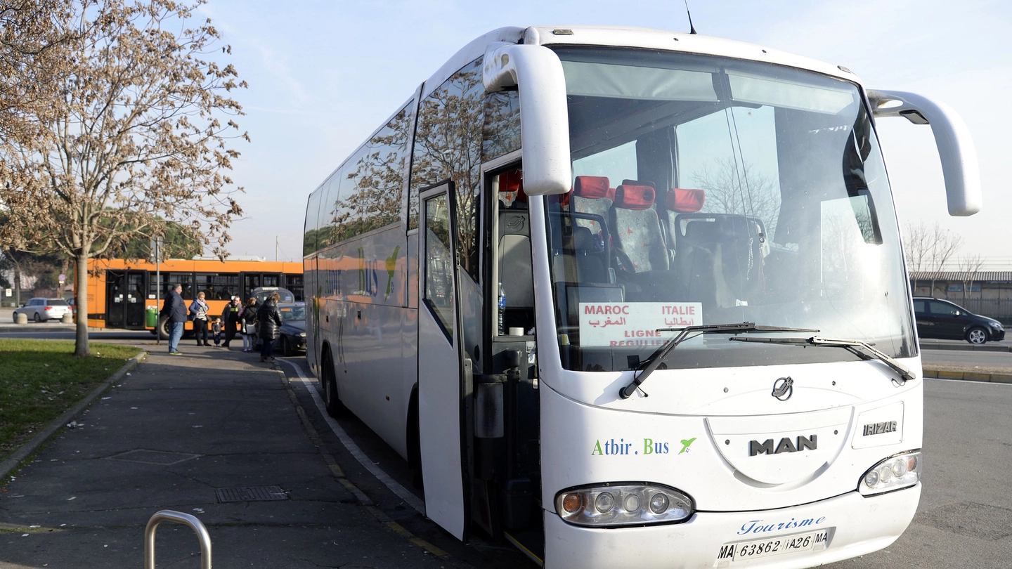 Un autobus pronto per la partenza in piazza Primo Maggio